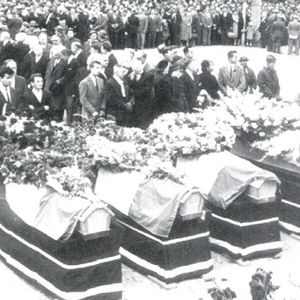 Funerali delle vittime del disastro di Marcinelle con le bare esposte durante la cerimonia commemorativa (1956)