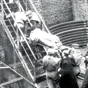 Recupero di una vittima dalla miniera del Bois du Cazier dopo il disastro di Marcinelle (1956)