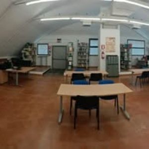 Area di consultazione della Biblioteca regionale “Angelo Camillo De Meis” con tavoli e postazioni per gli utenti