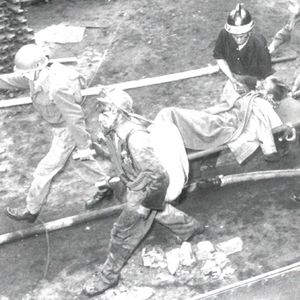 Soccorritori trasportano su una barella un minatore durante le operazioni di soccorso successive al disastro di Marcinelle (1956)