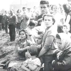 Familiari e cittadini in attesa di notizie davanti alla miniera del Bois du Cazier dopo il disastro di Marcinelle (1956)