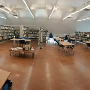 Area di consultazione della Biblioteca regionale “Angelo Camillo De Meis” con tavoli e postazioni per gli utenti
