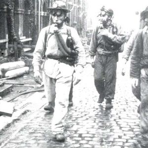 Squadra di soccorritori con autorespiratori durante le operazioni di soccorso nella miniera del Bois du Cazier dopo il disastro di Marcinelle (1956)