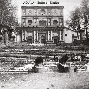 Lavandaie sulla scalinata della Basilica di S. Bernardino (cartolina), L’Aquila,1903-1916  (collezione privata, per gentile concessione di One Group s.r.l.). 