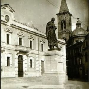 Sulmona, Ovidio a Piazza XX Settembre